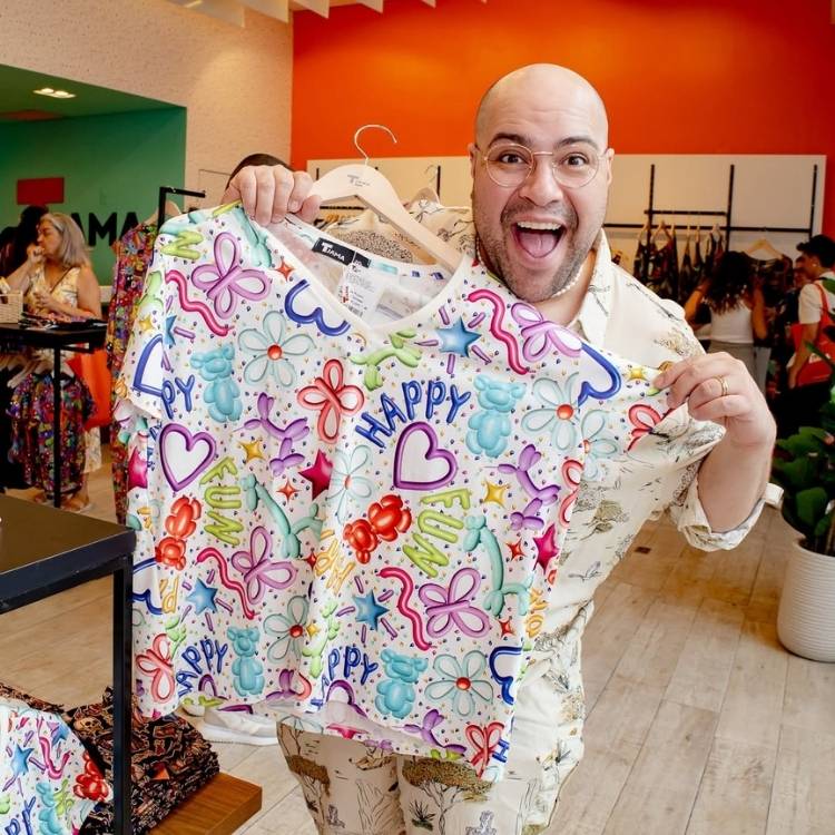 Thiago Abravanel sorrindo, mostrando pijama colorido
