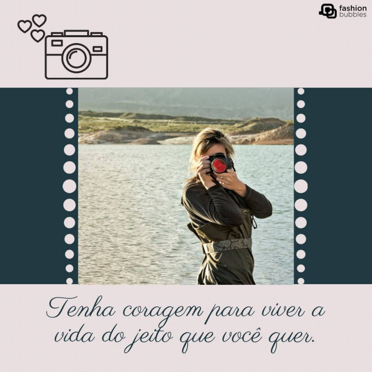 Cartão virtual de fundo azul marinho com foto de mulher de pele clara em rio segurando câmera e frase "Tenha coragem para viver a vida do jeito que você quer."