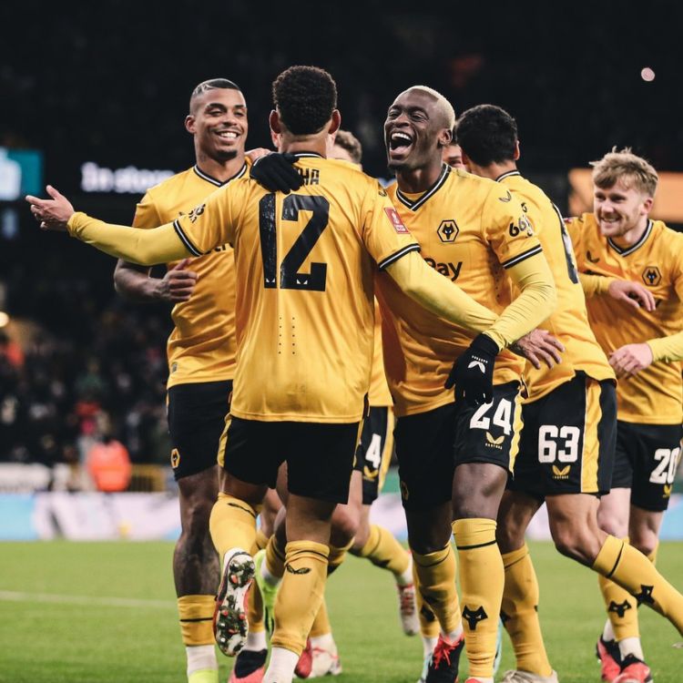Elenco do Wolverhampton comemorando um gol em campo. 