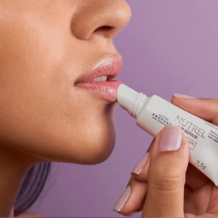 Mulher de pele clara passando Nutrel Lip Repair, Profuse