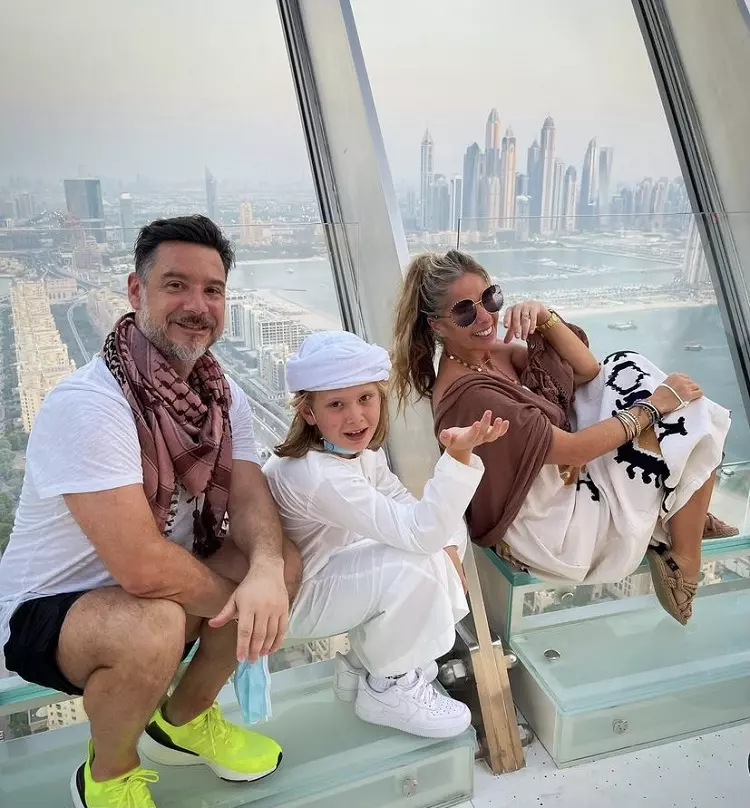 Foto de Galisteu com a família em vista de prédio alto