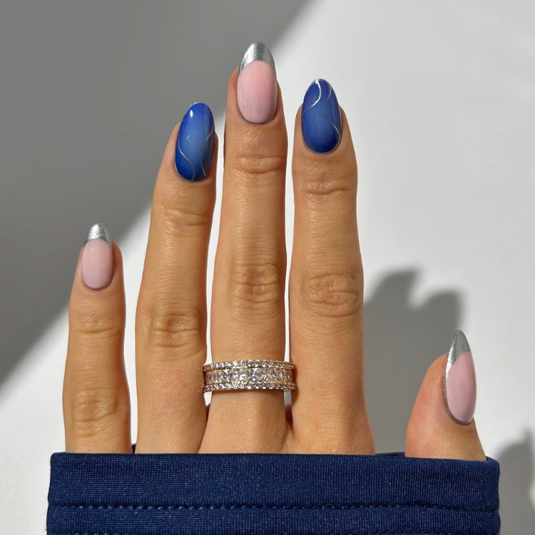 Unhas almond anelar e indicador azuis e demais nudes, mas todas com prata