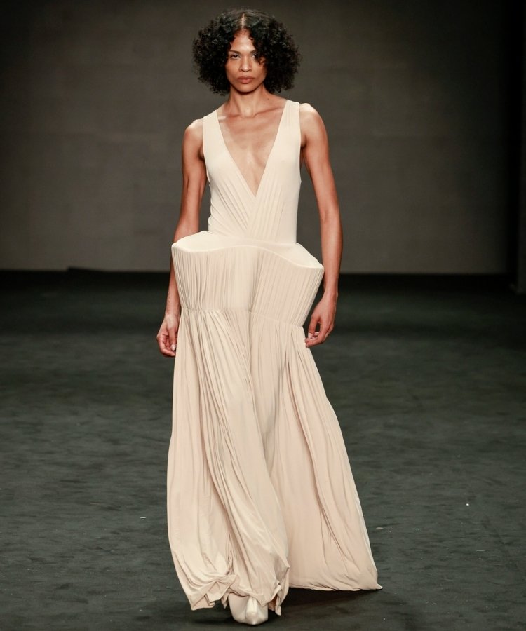 Modelo na passarela usando look com volume no quadril, uma das tendências do Rio Fashion Week 2026