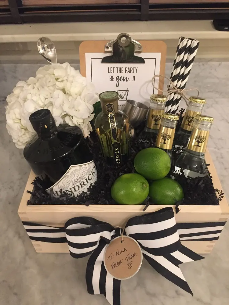 cesta de Natal com gin, tônica e limão