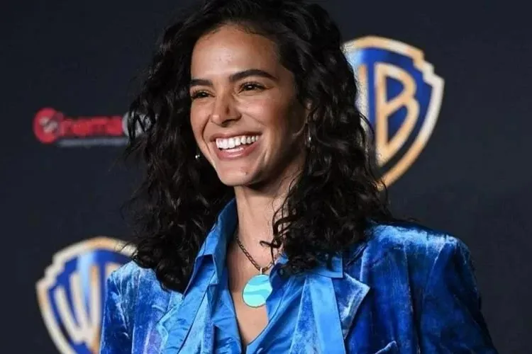 Bruna Marquezine interpreta Jenny em "Besouro Azul"