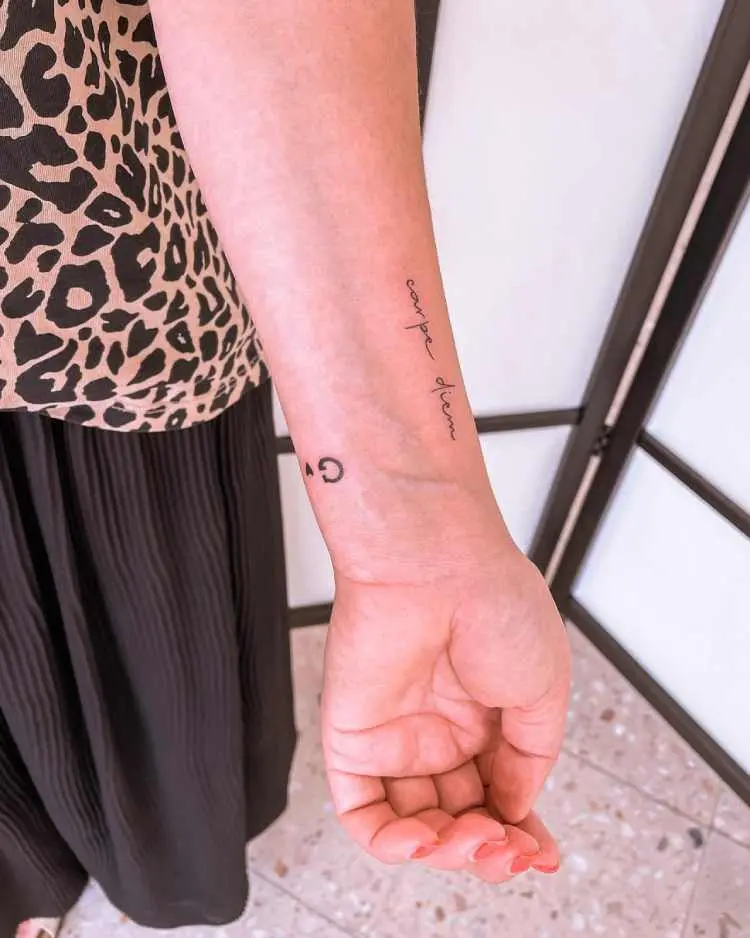 tatuagem no pulso escrito carpe diem