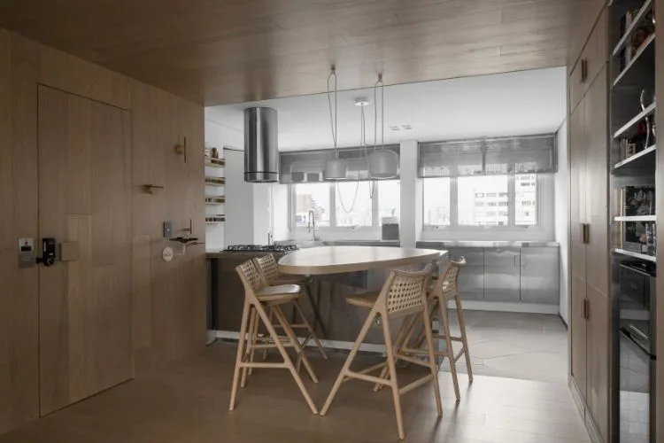 Foto de cozinha com mesa de refeições rápidas do apartamento decorado com parede de escalada