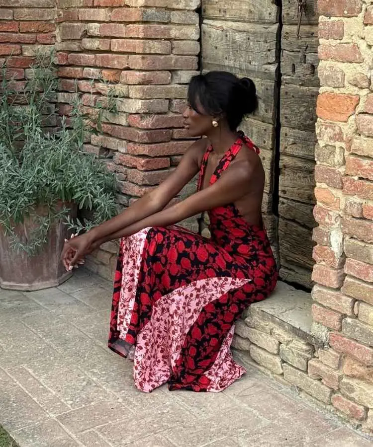 Mulher negra usando vestido longo com mix de estampas para look de Natal