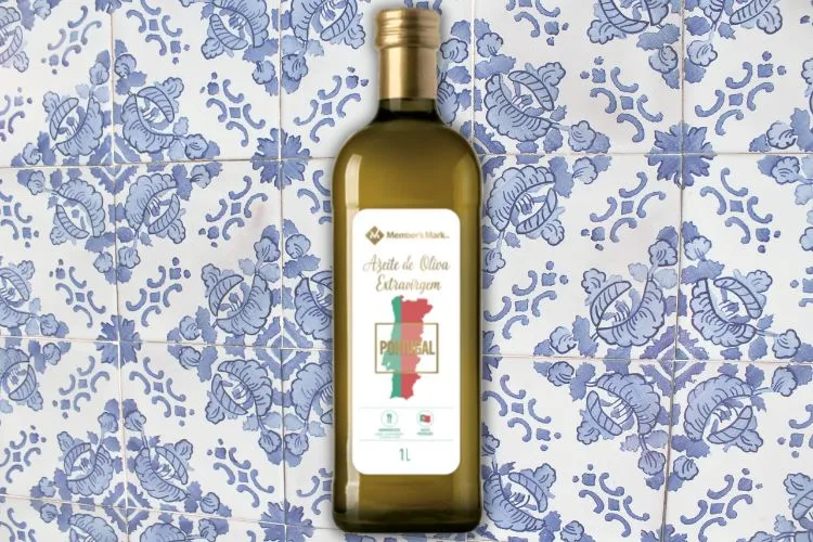 fundo de azulejo azul com foto de azeite de oliva extravirgem Member's Mark, uma ótima adição à mesa posta em estilo português