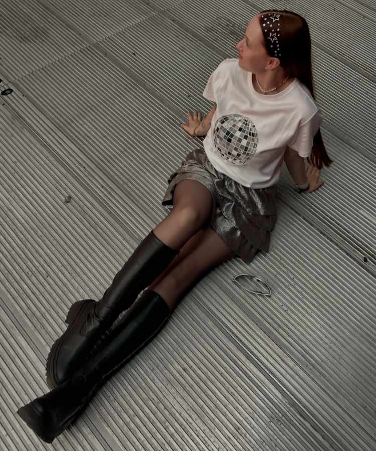 Look para o show do Harry Styles: camiseta e saia prata