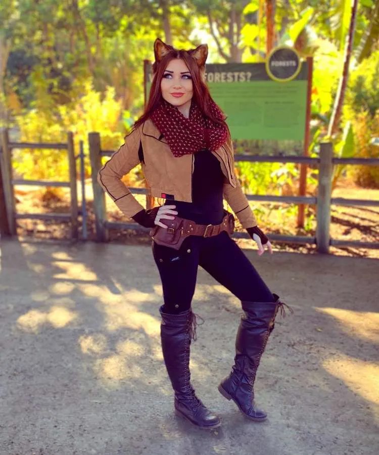 Mulher fantasiada para o Halloween, com tiara de orelhas de gato realista