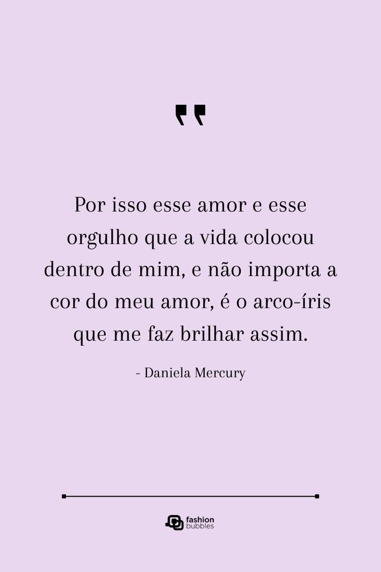 Um fundo rosa claro apresenta uma citação sobre amor e orgulho, e como a cor do amor não importa, sendo o arco-íris o que faz a pessoa brilhar. A citação é atribuída a Daniela Mercury, com aspas duplas no topo.