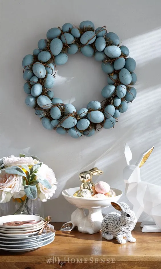 Guirlanda azul de Páscoa em cima de mesa decorada com coelhos