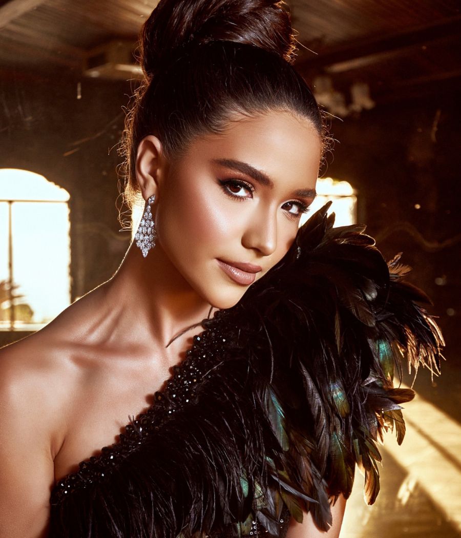 A candidata de Santa Catarina ao Miss Brasil Mundo posa com um vestido preto de plumas