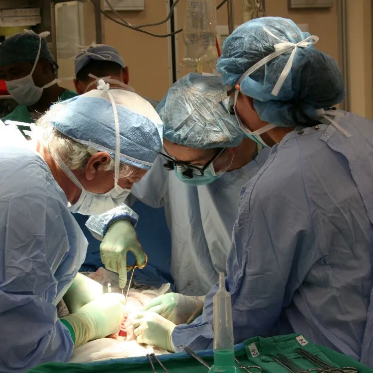 médicos em sala de cirurgia