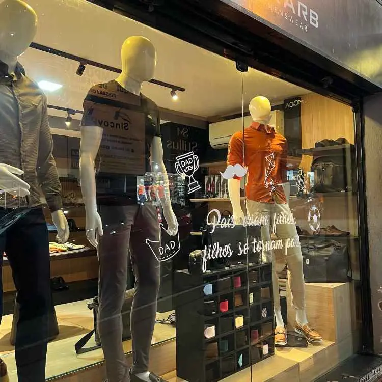Vitrine com adesivo