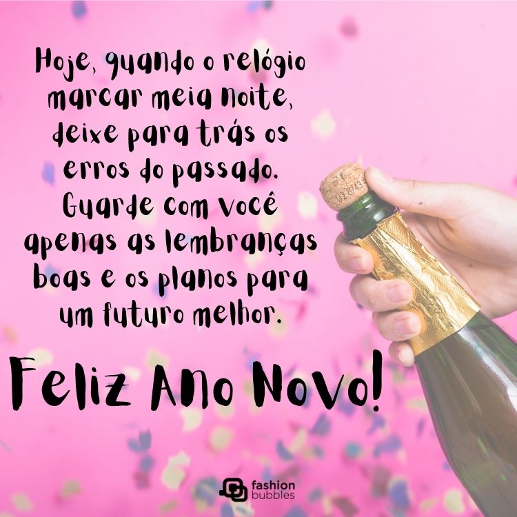 Foto de pessoa de pele clara abrindo champanhe em fundo rosa e frase: Hoje, quando o relógio marcar meia noite, deixe para trás os erros do passado. Guarde com você apenas as lembranças boas e os planos para um futuro melhor. Feliz Ano Novo!