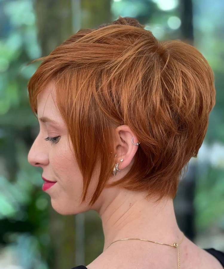 Corte pixie mulher com cabelo ruivo liso