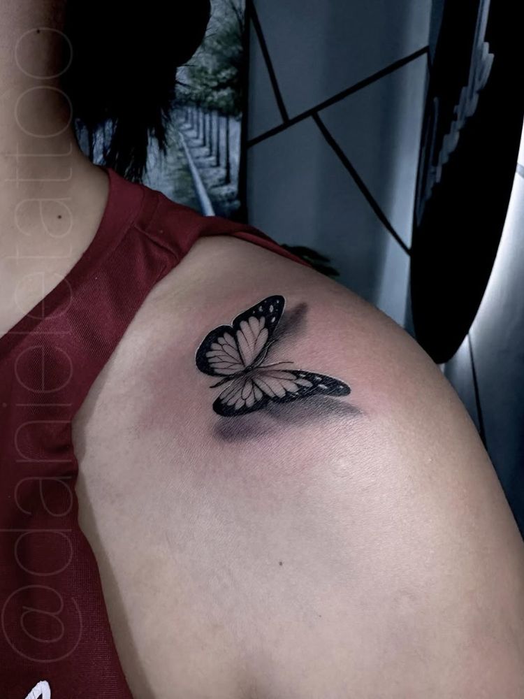 Mulher de pele clara com tattoo de borboleta 3D 