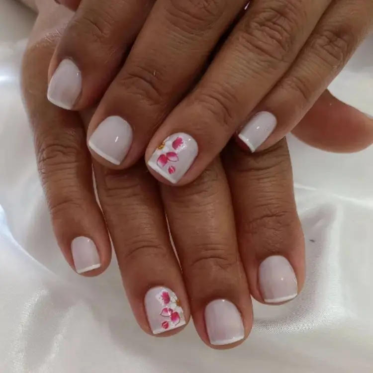 unhas curtas quadradas com francesinha e flor no anelar