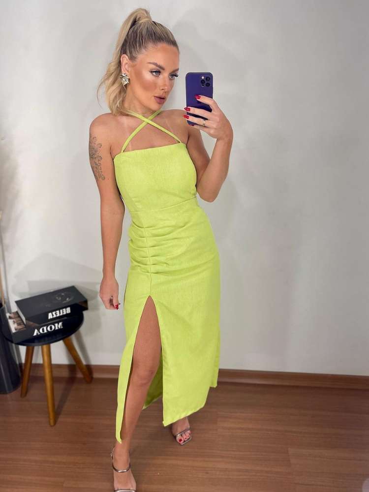 Mulher exibe vestido para casamento