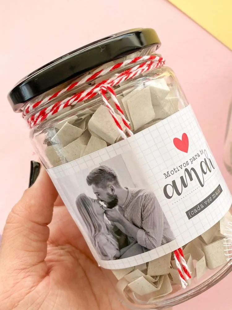 Pote de vidro com mensagens dobradas e rótulo com foto de casal 