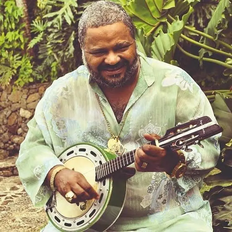Arlindo Cruz tocando cavaquinho
