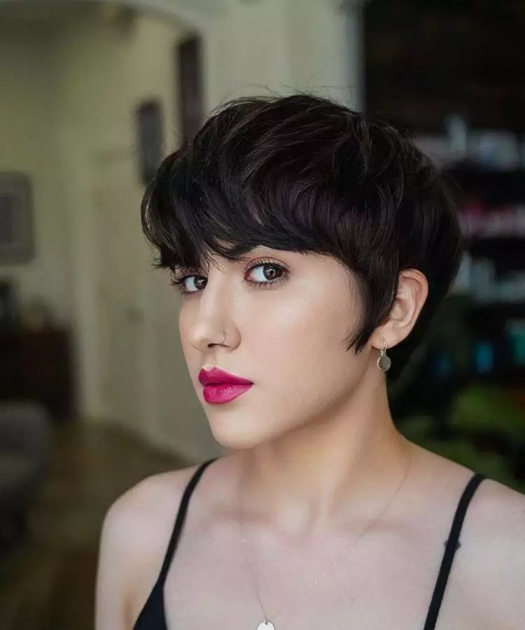 Corte pixie mulher com cabelo preto liso