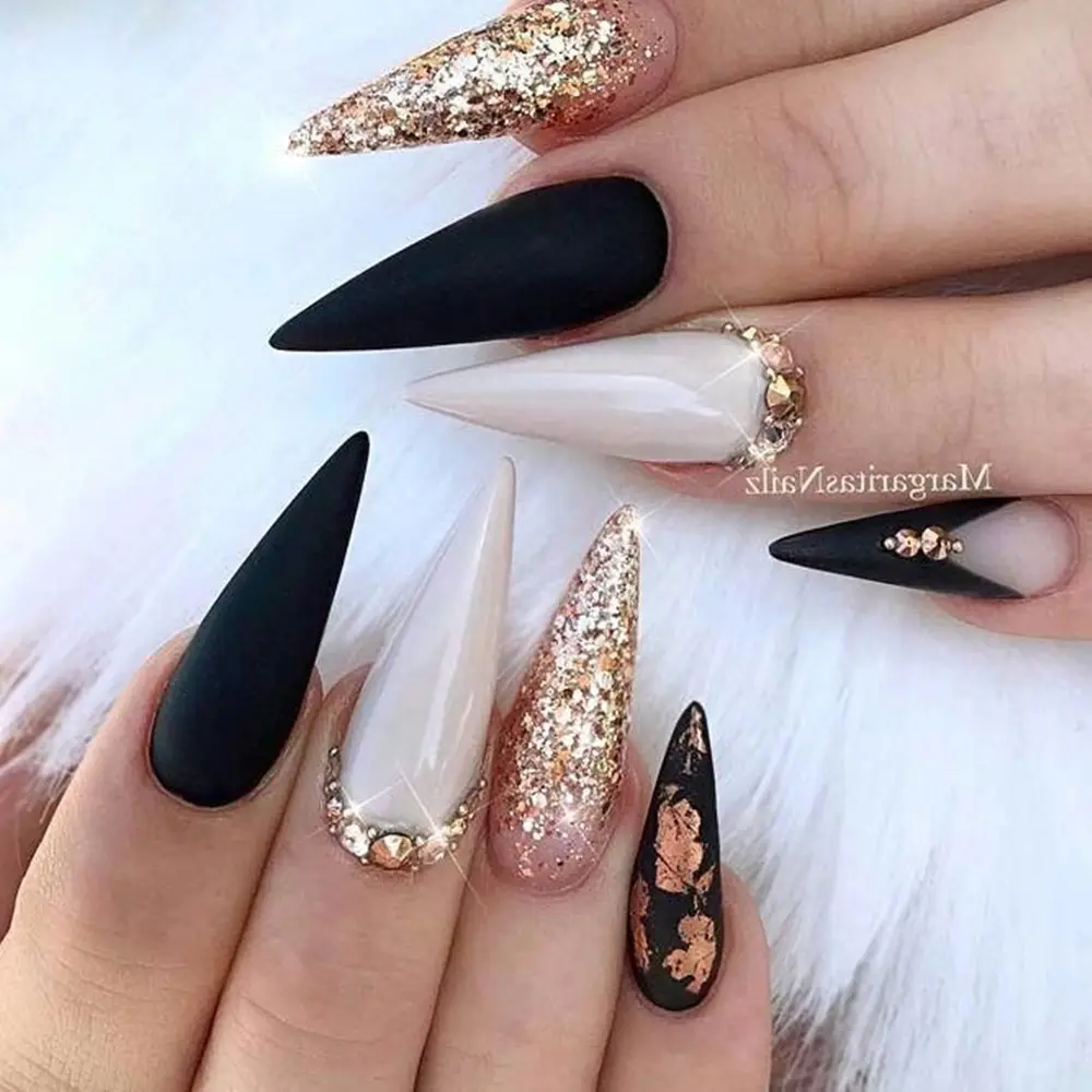 Preto, brando, dourado e pedras usadas com estilo.