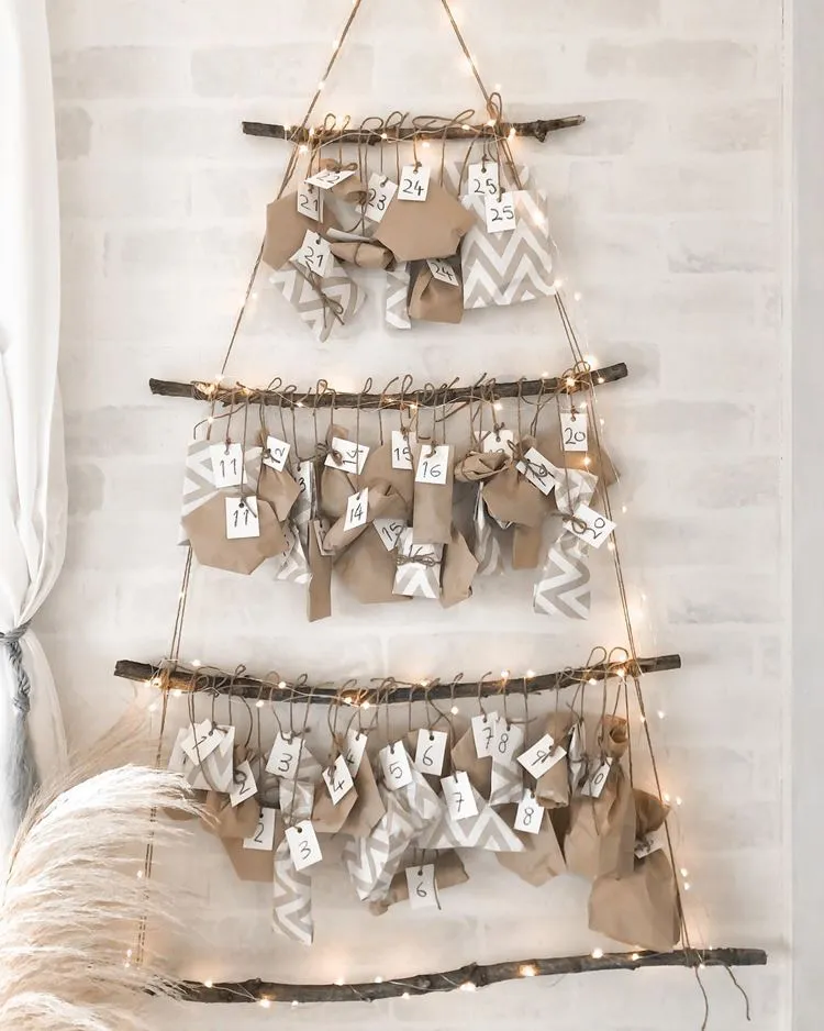 Árvore-de-natal de parede decorada com presentes para abrir cada dia de dezembro
