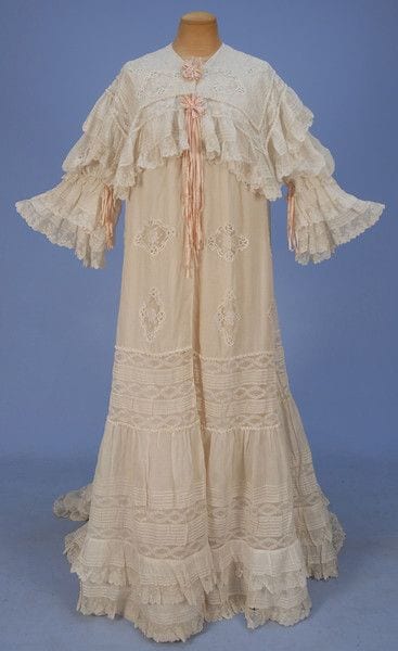 Manequim com camisola de manga longa, laço, renda