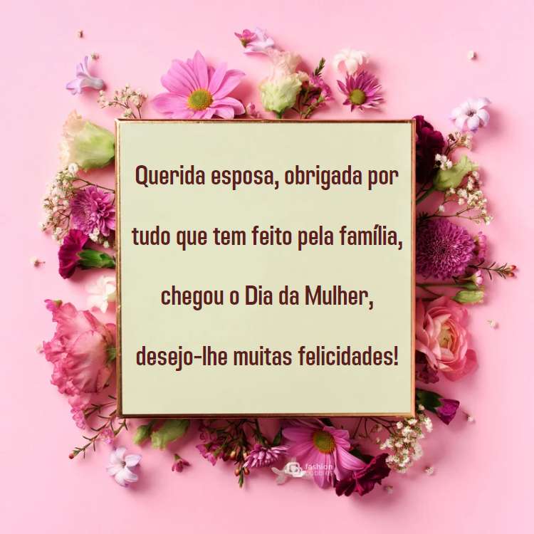 Cartão virtual de fundo rosa com flores e frase "Querida esposa, obrigada por tudo que tem feito pela família, chegou o Dia da Mulher, desejo-lhe muitas felicidades!" escrito em fundo com flores.