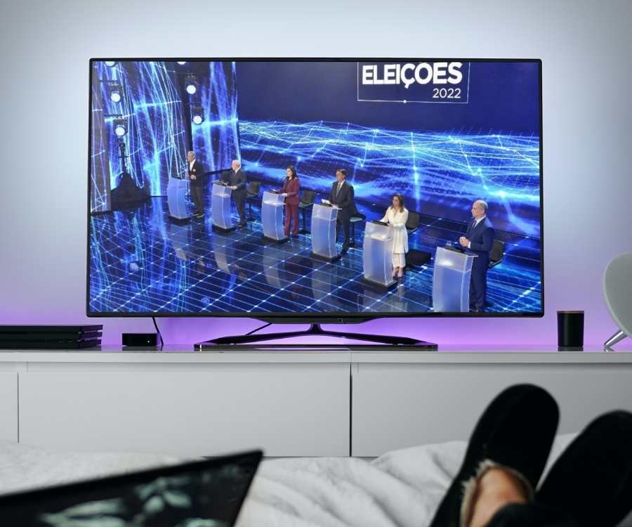 TV com imagem de debate entre os candidatos a presidencia.