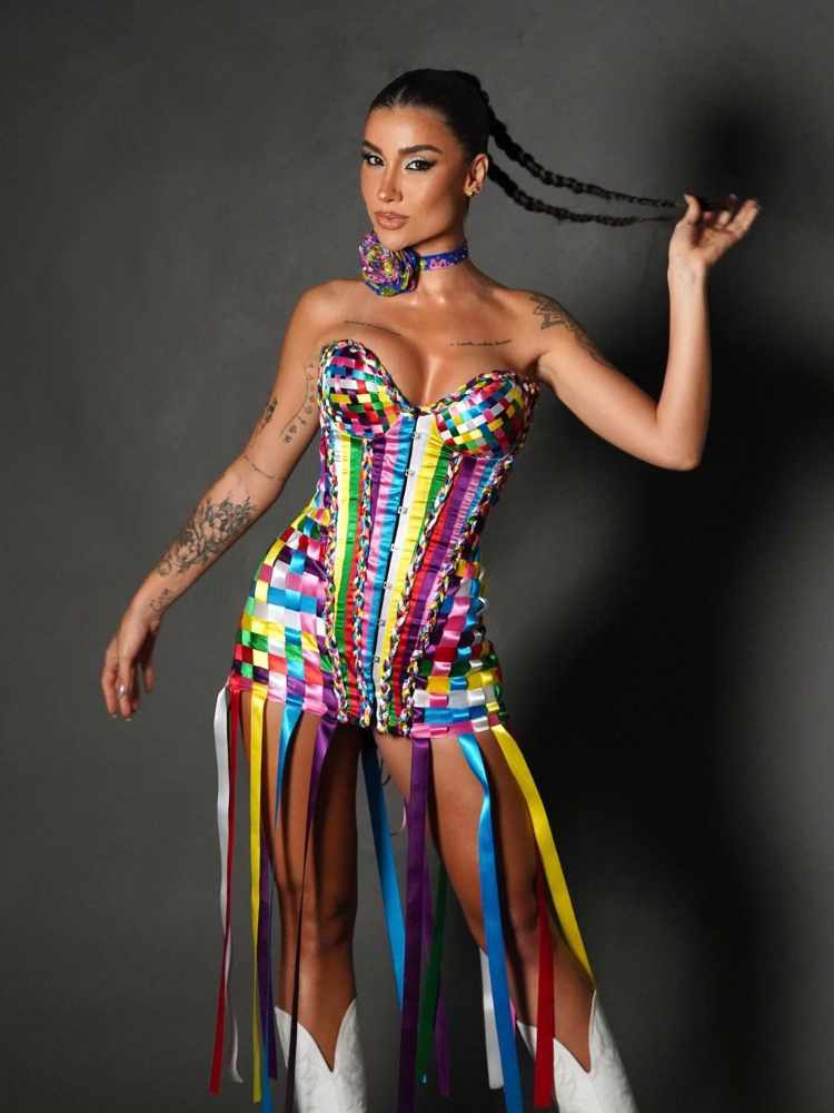 Bianca Andrade,conhecida também como Boca Rosa, usando vestido trançado de fitas e colar de flor