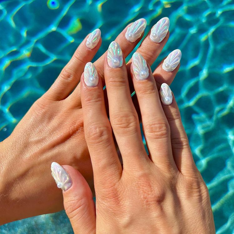 unhas cintilantes com detalhes de pérolas