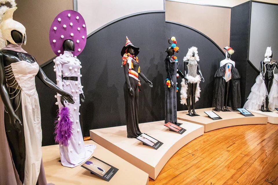 Figurinos criados por alunos do curso de Moda da Feevale (RS) a partir de ilustrações de Alceu Penna