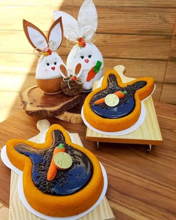 Bolo de cenoura com chocolate.