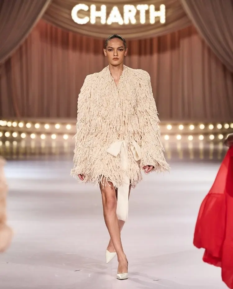 Modelo na passarela usando look off white