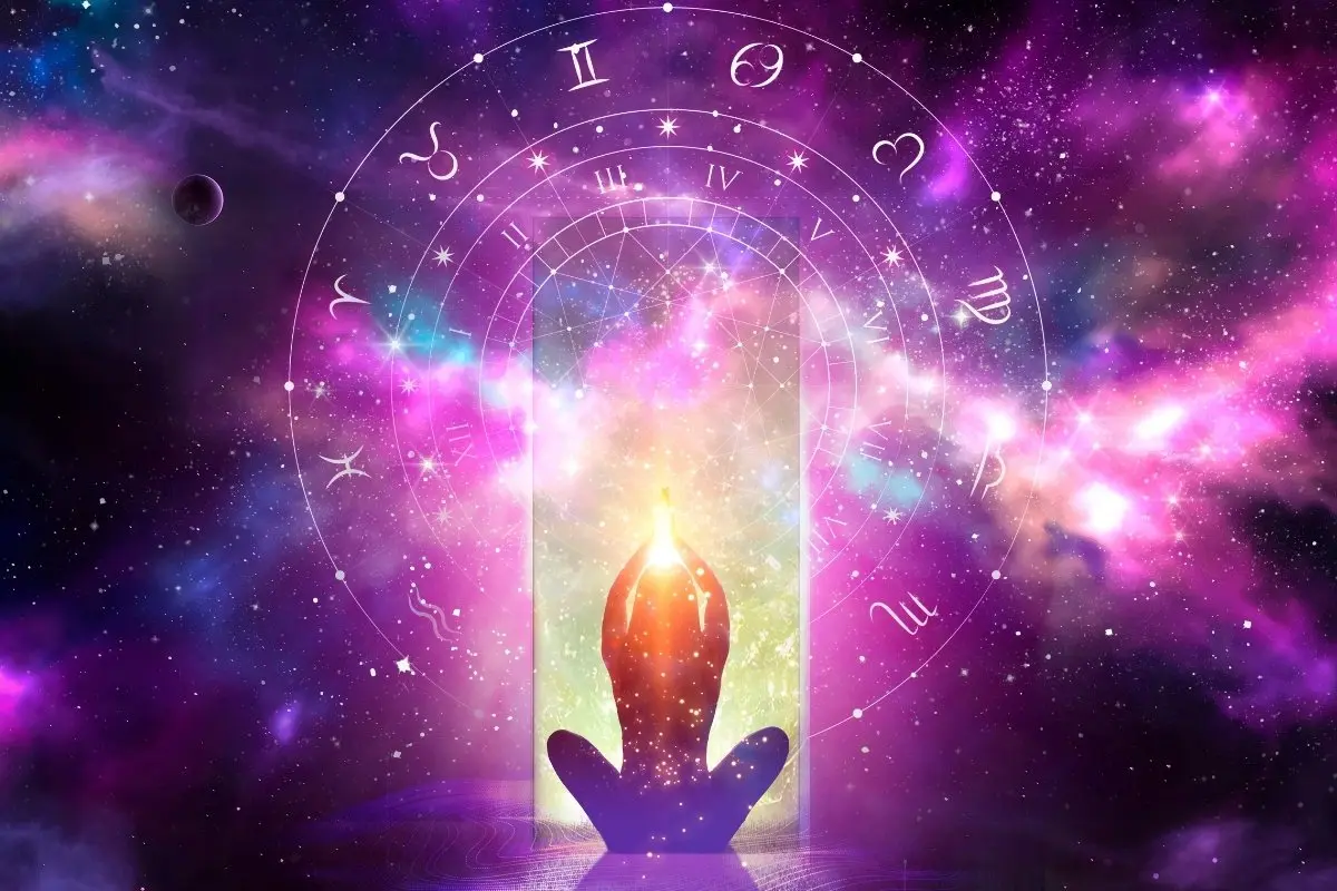 Silhueta de uma pessoa meditando sob um fundo cósmico vibrante com tons de rosa, roxo e azul. Um círculo zodiacal com símbolos astrológicos envolve a cena, destacando-se em meio às galáxias e estrelas brilhantes.