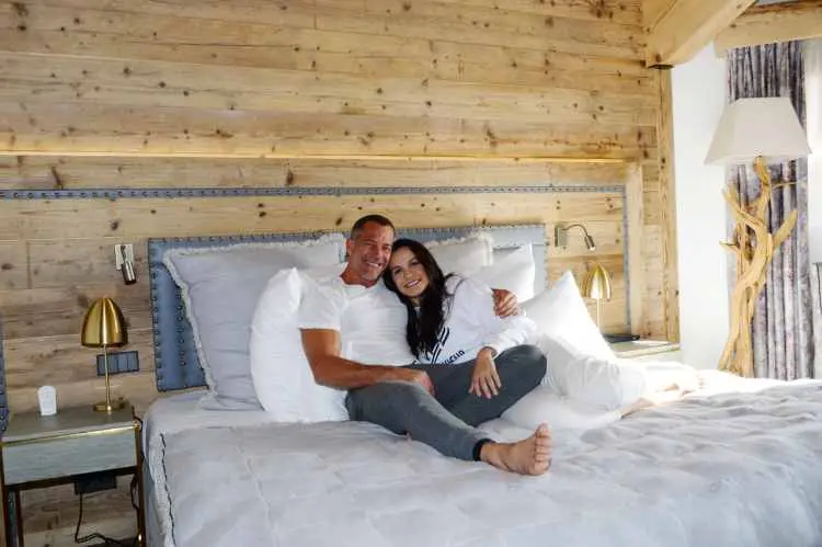 malvino salvador e kyra em cama no quarto de hotel