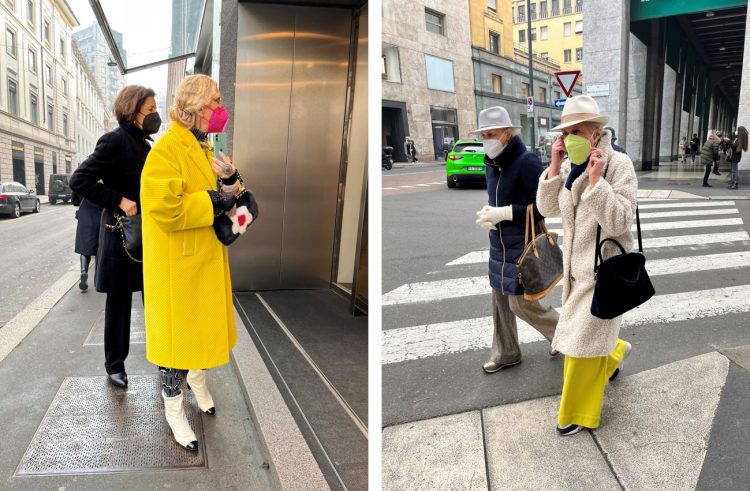 ruas de Milão, tendências ruas, amarelo fluor 4 senhoras passeando na corso Vittorio Emanuele em Milão. Foto da esquerda senhora usa roupa preata e outra um casaco amarelo fluor bem como foto da direita duas senhoras segurando bolsas e usando chapéus