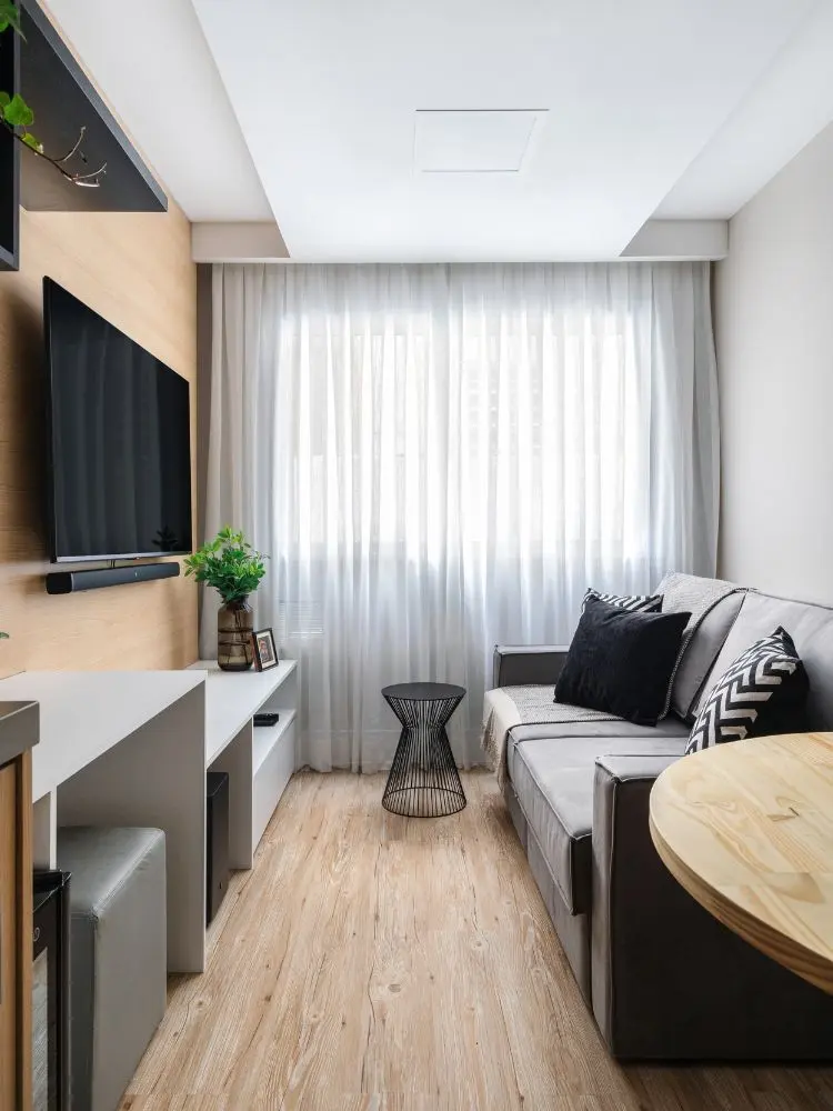 Sala de estar em madeira carvalho, com sofá cinza 
