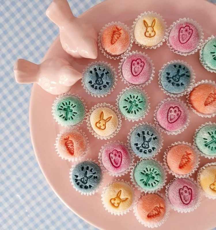Brigadeiros artesanais decorados de coelho para a Páscoa.