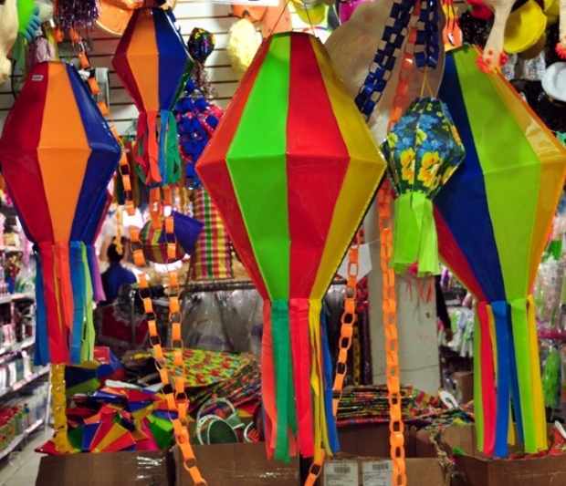Vitrine de festa junina, com balões 