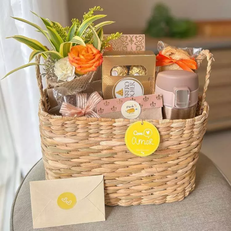 Cesta de Páscoa de palha com flores, garrafa d´água, bombom e cartão