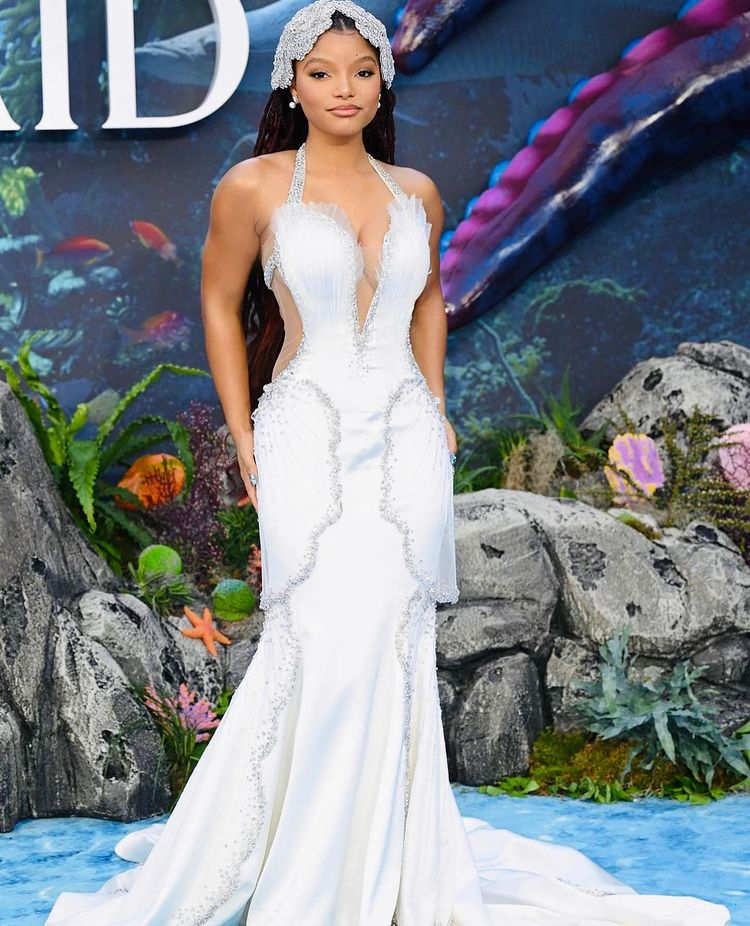 Halle Bailey com vestido branco 