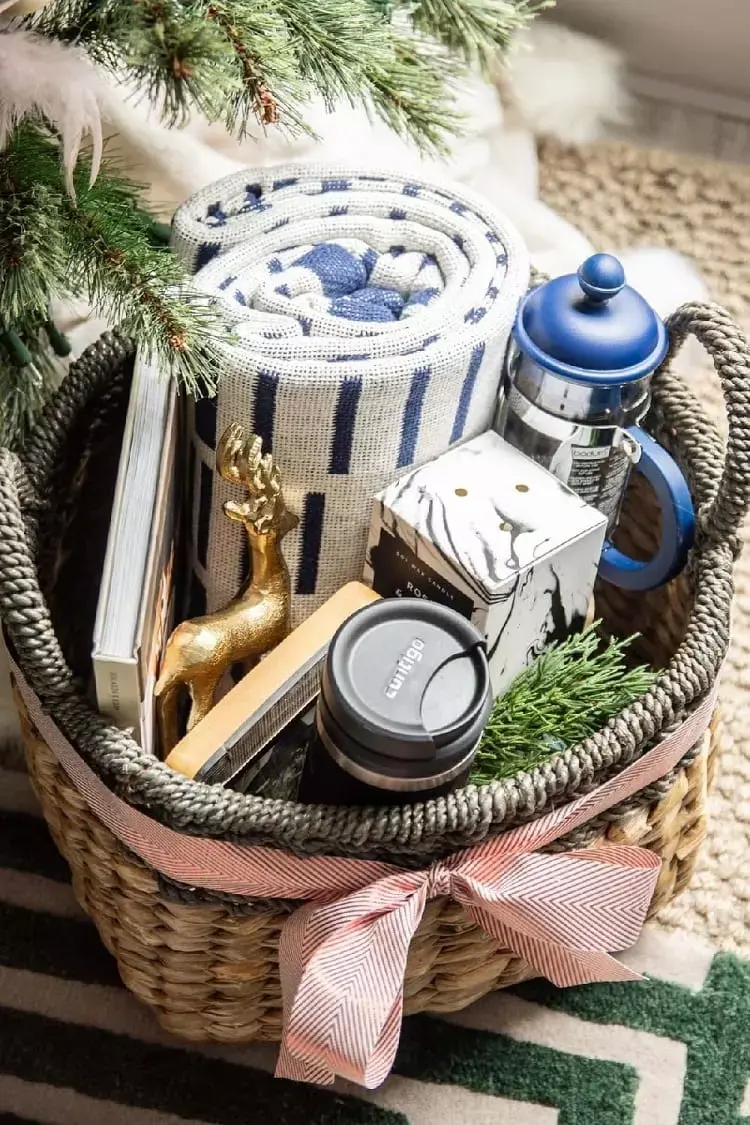 cesta de Natal com livro, cafeteira, xícara, vela e manta