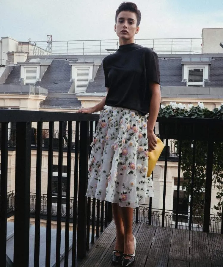 Livia Nunes, amiga da marca, prestigia Dior na Semana de Alta-Costura 2026 com look que traduz a nova gramática criativa da maison