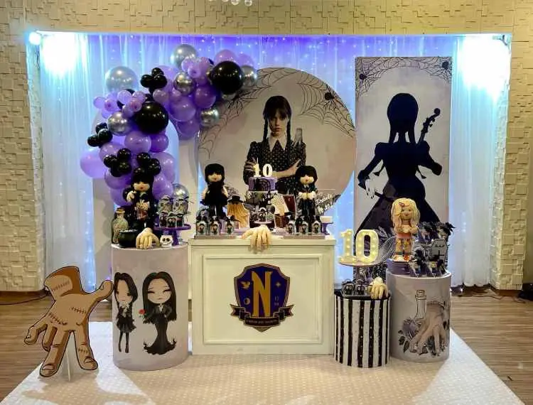 festa de aniversário com o tema Wandinha