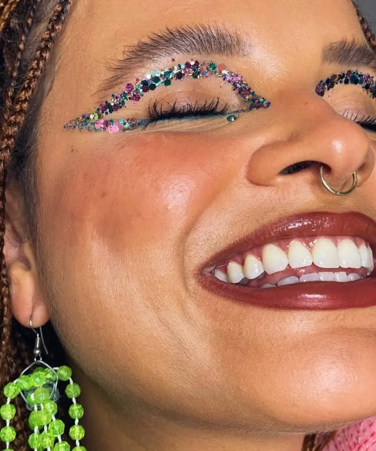 Foto de mulher com delineado gráfico de glitter nos olhos